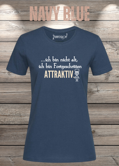 Ich bin nicht alt – ich bin fortgeschritten attraktiv! Damen T-Shirt in Navy Blue.