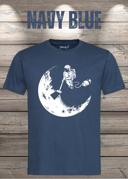 T-Shirt Mond mit Astronaut der Mond mit Staubsauger Staub saugt in Navy Blue.