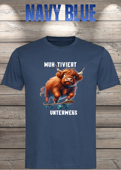 Unisex-T-Shirt „MUH-TIVIERT UNTERWEGS“ in Navy Blue.