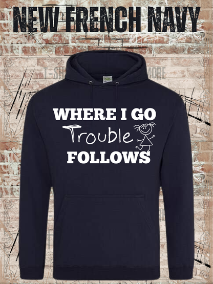 Unisex-Hoodie „Where I Go Trouble Follows“ in New French Navy, Vorderansicht.