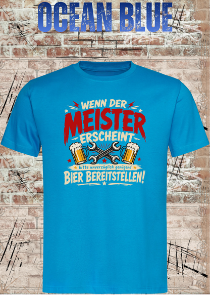 Herren-T-Shirt „Wenn der Meister erscheint – Bier bereitstellen“ in Ocean Blue.