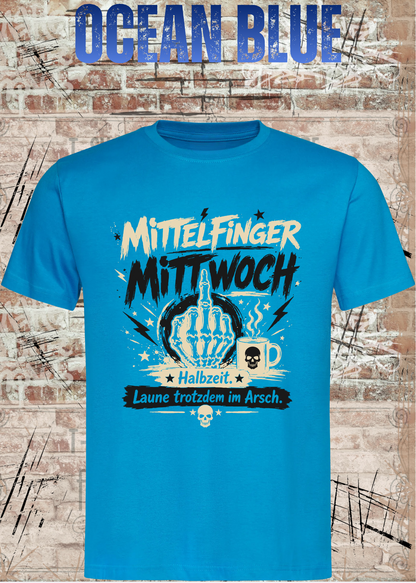 Unisex-T-Shirt „Mittelfinger Mittwoch – Halbzeit, Laune im Arsch“ in Ocean Blue.