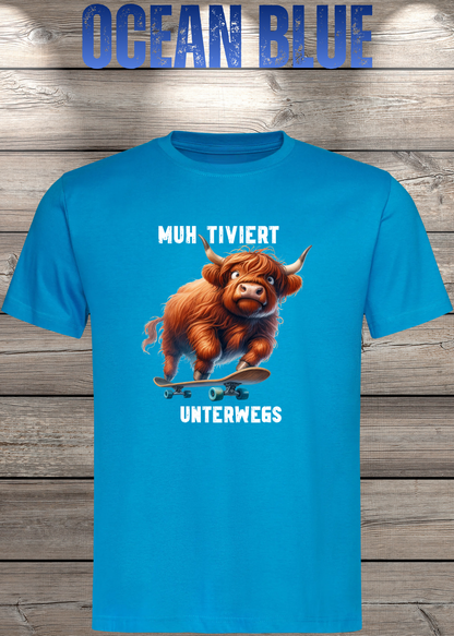 Unisex-T-Shirt „MUH-TIVIERT UNTERWEGS“ in Ocean Blue.