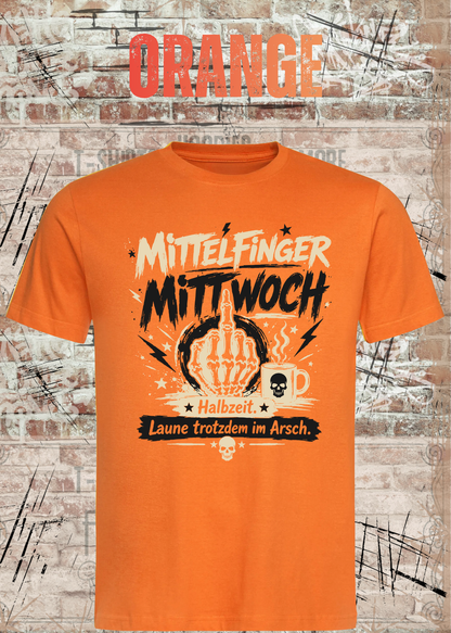 Unisex-T-Shirt „Mittelfinger Mittwoch – Halbzeit, Laune im Arsch“ in Orange.