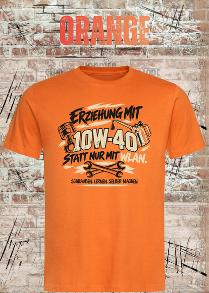 Unisex-T-Shirt „Erziehung mit 10W-40“ in Orange.