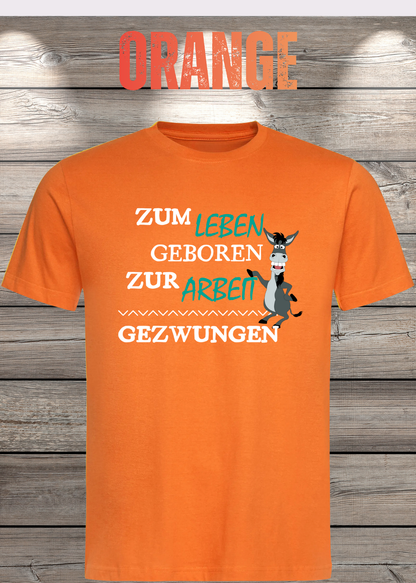 Unisex-T-Shirt „Zum Leben geboren zur Arbeit gezwungen“ in Orange.