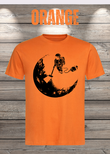 T-Shirt Mond mit Astronaut der Mond mit Staubsauger Staub saugt in Orange.
