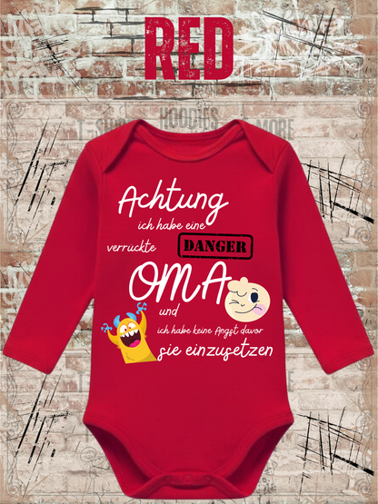 Baby Body Achtung Verrückte Oma | Lustiger Babybody für Enkel | Geschenk zur Geburt & Taufe