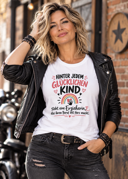 Hinter jedem glücklichen Kind – Erzieherin T-Shirt | FunnyZoom