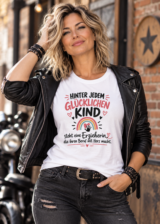 Tragebeispiel: Hinter jedem glücklichen Kind – Erzieherin T-Shirt in White.