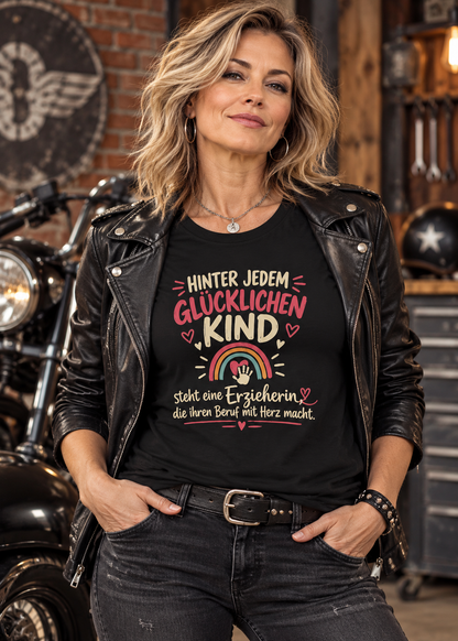 Hinter jedem glücklichen Kind – Erzieherin T-Shirt | FunnyZoom