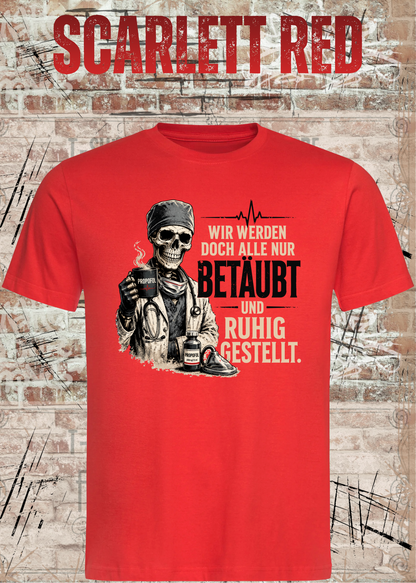 Anästhesie T-Shirt – Wir werden doch alle nur betäubt und ruhig gestellt in Scarlet Red.