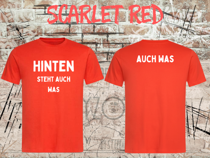 Unisex-T-Shirt „Hinten steht auch was“ in Scarlet Red, Vorder- und Rückseite.
