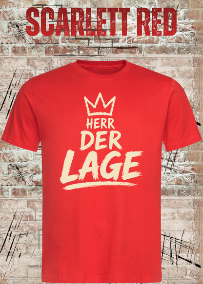 Herren-T-Shirt „Herr der Lage“ in Scarlet Red.