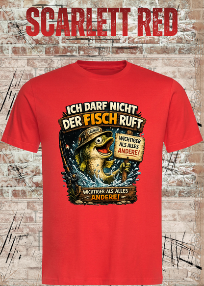 Unisex Angler T-Shirt – Ich darf nicht, der Fisch ruft in Scarlet Red.
