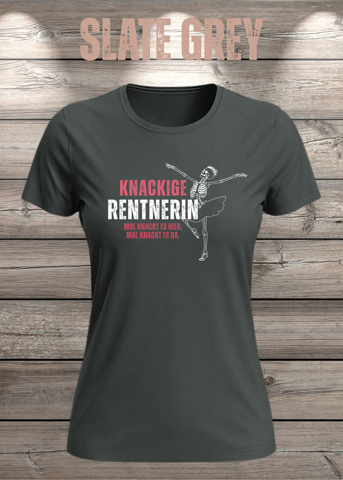 Knackige Rentnerin Damen T-Shirt – Mal knackt es hier mal knackt es da in Slate Grey.