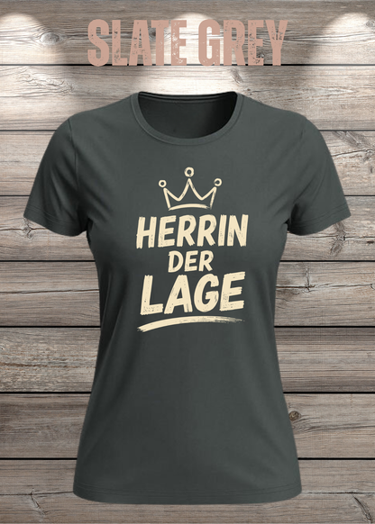 Damen-T-Shirt „Herrin der Lage“ in Slate Grey.