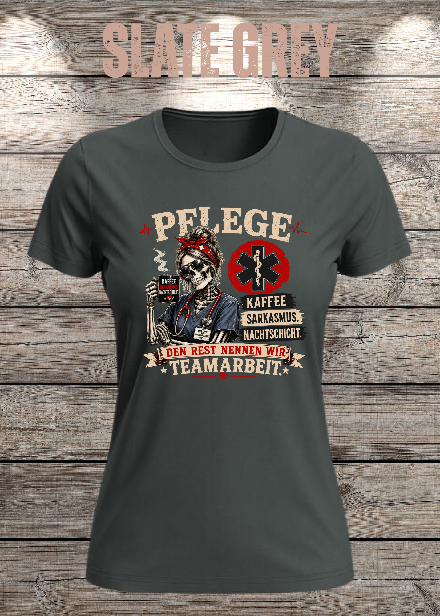 Pflege Damen T-Shirt – Kaffee, Sarkasmus, Nachtschicht – Den Rest nennen wir Teamarbeit