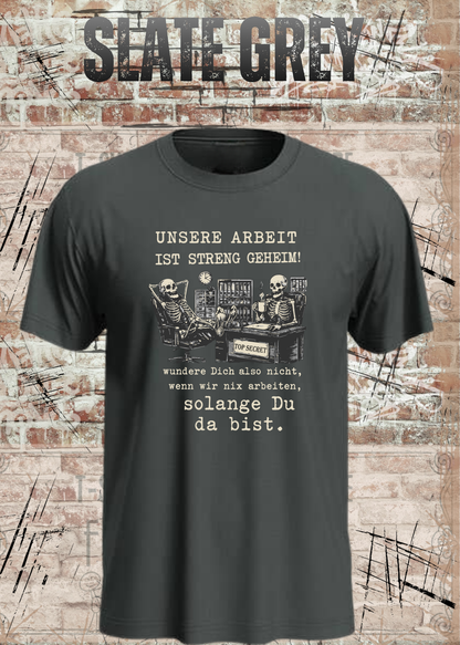 Unisex-T-Shirt „Unsere Arbeit ist streng geheim“ in Slate Grey.