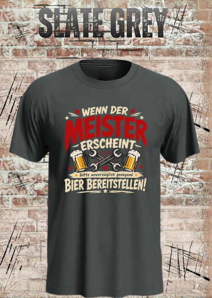 Herren-T-Shirt „Wenn der Meister erscheint – Bier bereitstellen“ in Slate Grey.