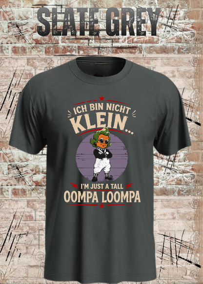 Unisex-T-Shirt „Ich bin nicht klein... I'm Just A Tall Oompa Loompa“ in Slate Grey.