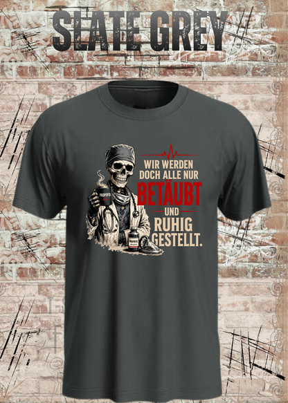 Anästhesie T-Shirt – Wir werden doch alle nur betäubt und ruhig gestellt in Slate Grey.