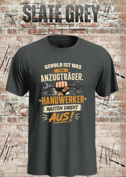 Geduld ist was für Anzugträger – Handwerker rasten direkt aus! T-Shirt in Slate Grey.