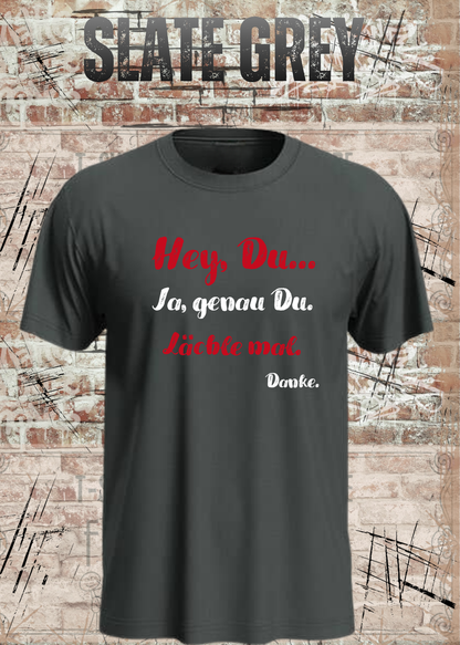 Unisex-T-Shirt „Hey Du... Ja, genau Du. Lächle mal. Danke.“ in Slate Grey.