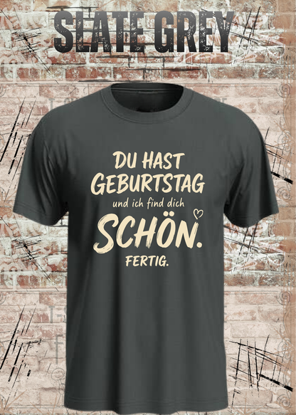 Unisex-T-Shirt „Du hast Geburtstag und ich find dich schön. Fertig.“ in Slate Grey.