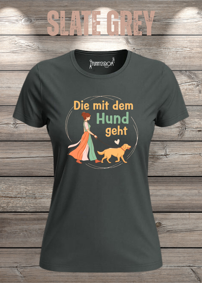 Damen-T-Shirt „Die mit dem Hund geht“ in Slate Grey.