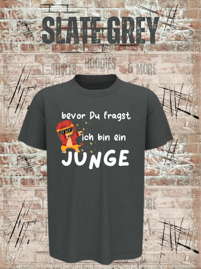 Kinder-T-Shirt „Bevor Du fragst – ich bin ein Junge!“ in Slate Grey.