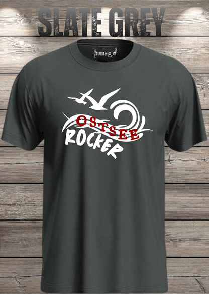 Unisex-T-Shirt „Ostsee Rocker“ in Slate Grey.