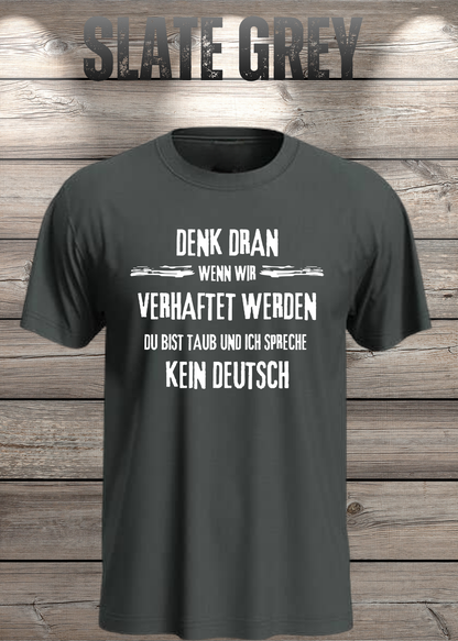 Denk dran: Du bist taub, ich spreche kein Deutsch – Freundschafts T-Shirt in Slate Grey.