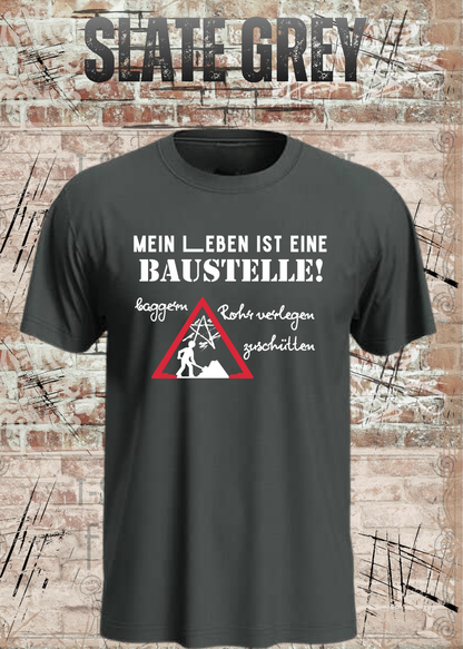 Herren-T-Shirt „Mein Leben ist eine Baustelle“ in Slate Grey.