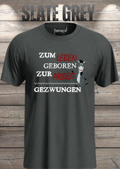 Unisex-T-Shirt „Zum Leben geboren zur Arbeit gezwungen“ in Slate Grey.