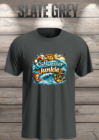 Salzwasser-Junkie Unisex T-Shirt in Slate Grey.