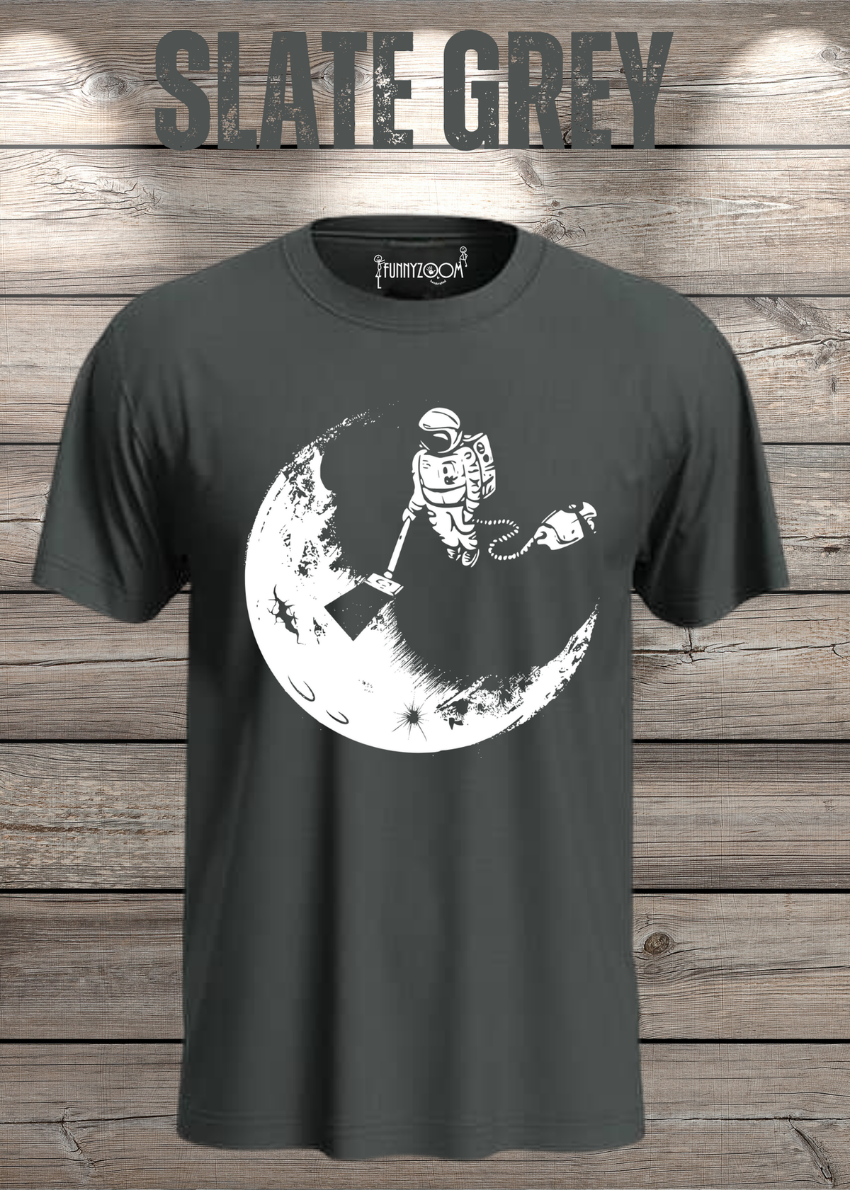 T-Shirt Mond mit Astronaut der Mond mit Staubsauger Staub saugt in Slate Grey.