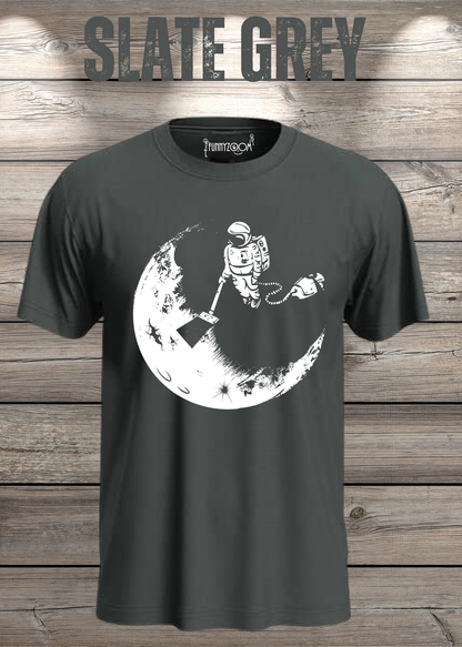 T-Shirt Mond mit Astronaut der Mond mit Staubsauger Staub saugt in Slate Grey.