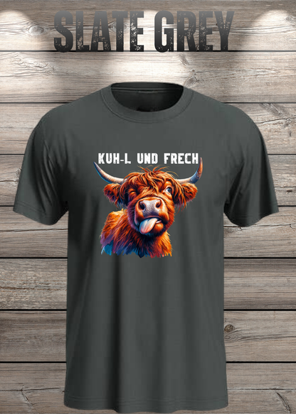 Unisex-T-Shirt „KUH-L UND FRECH“ in Slate Grey.