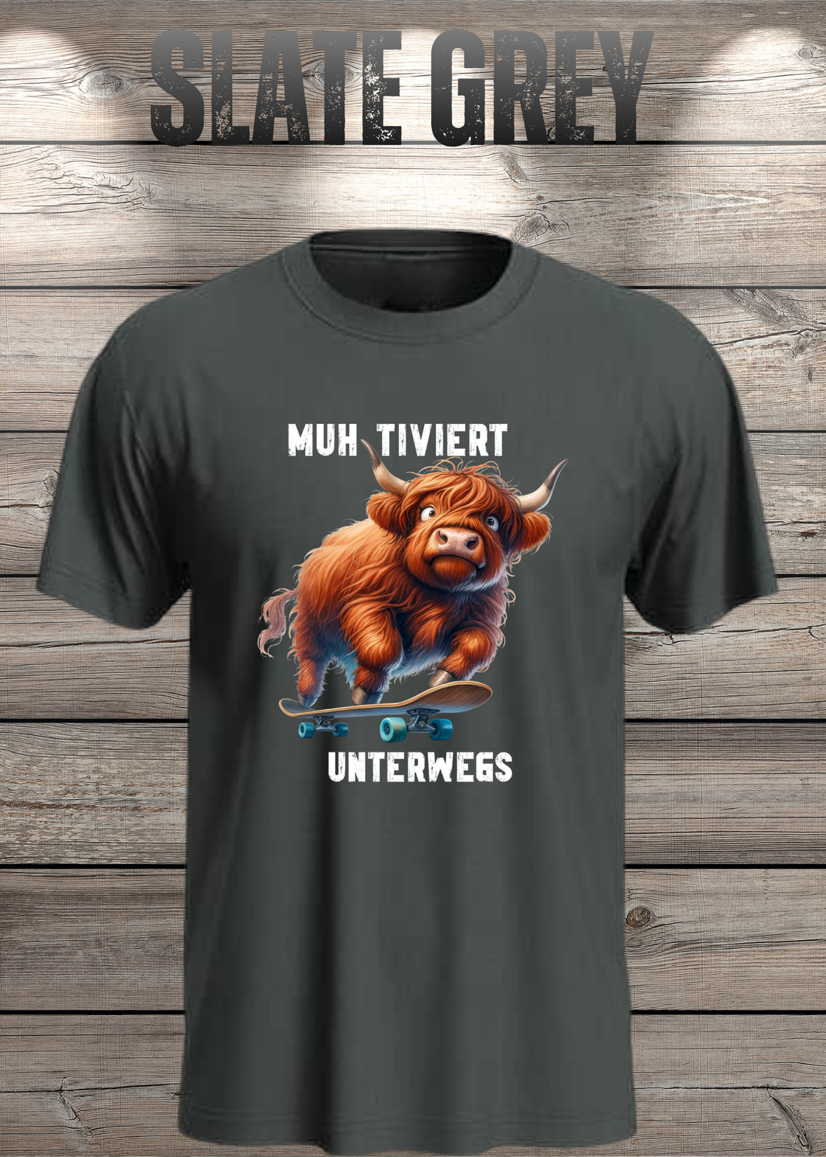 Unisex-T-Shirt „MUH-TIVIERT UNTERWEGS“ in Slate Grey.
