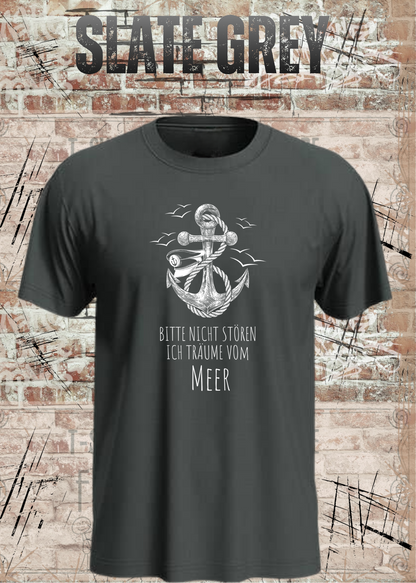 Unisex-T-Shirt „Bitte nicht stören, ich träume vom Meer“ in Slate Grey.