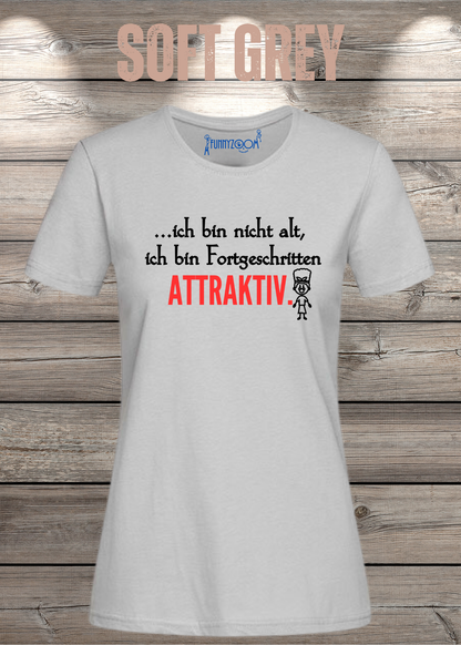 Ich bin nicht alt – ich bin fortgeschritten attraktiv! Damen T-Shirt in Soft Grey.