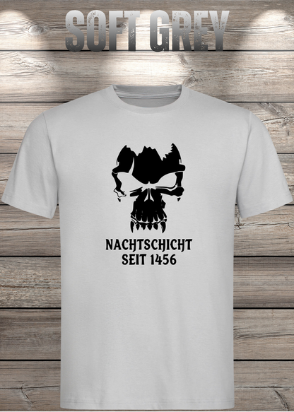 Gothic T-Shirt Skull Totenkopf Vampir Nachtschicht seit 1456 in Soft Grey.