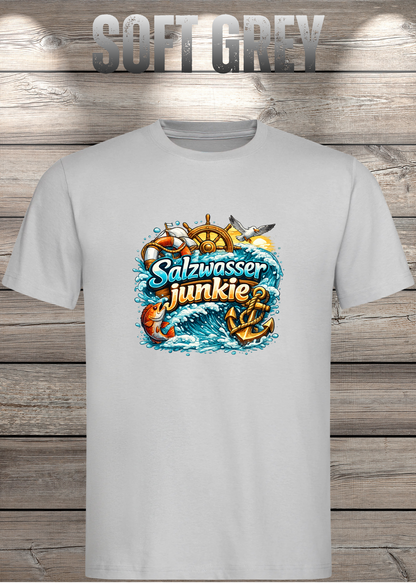 Salzwasser-Junkie Unisex T-Shirt in Soft Grey.