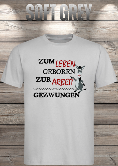 Unisex-T-Shirt „Zum Leben geboren zur Arbeit gezwungen“ in Soft Grey.