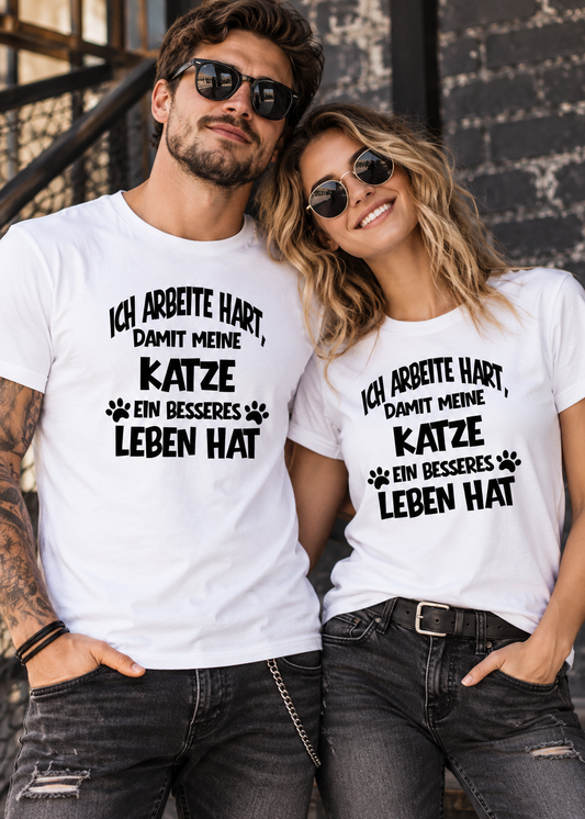 Frau und Mann in weißen Unisex T-Shirts mit Katzenspruch Ich arbeite hart, damit meine Katze ein besseres Leben hat – FunnyZoom