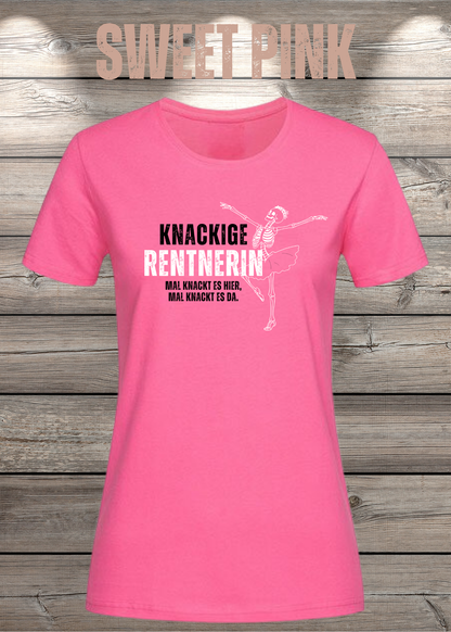 Knackige Rentnerin Damen T-Shirt – Mal knackt es hier mal knackt es da in Sweet Pink.