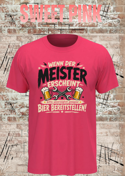 Herren-T-Shirt „Wenn der Meister erscheint – Bier bereitstellen“ in Sweet Pink.