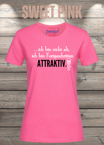 Ich bin nicht alt – ich bin fortgeschritten attraktiv! Damen T-Shirt in Sweet Pink.