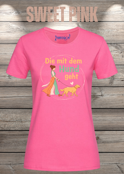 Damen-T-Shirt „Die mit dem Hund geht“ in Sweet Pink.